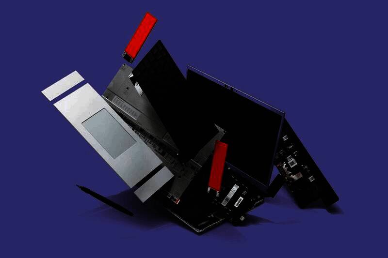 Framework Laptop 16展示其模块化设计，用户正在轻松拆卸侧边显卡扩展仓，内部结构清晰可见