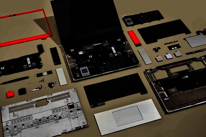 新款显卡模块内部特写，展示全新风扇结构与导热材料布局，散热设计更加精密