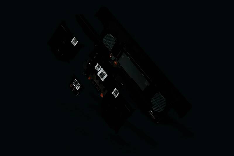 用户手持新款显卡模块与主板，展示其紧凑而精密的模块化设计