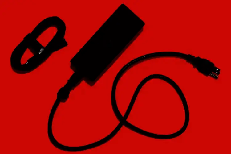 Framework Laptop 16连接多台外接显示器，展现其强大的扩展能力