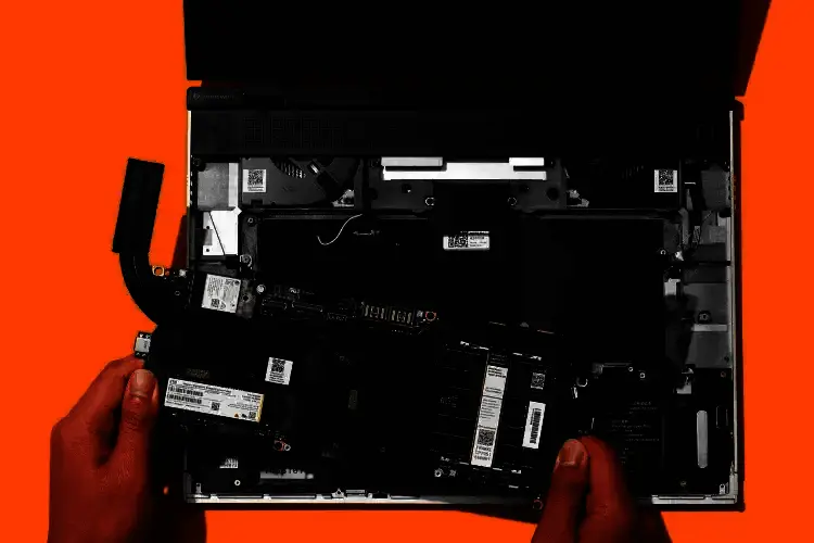 Framework官方团队在实验室测试新显卡模块的稳定性与兼容性