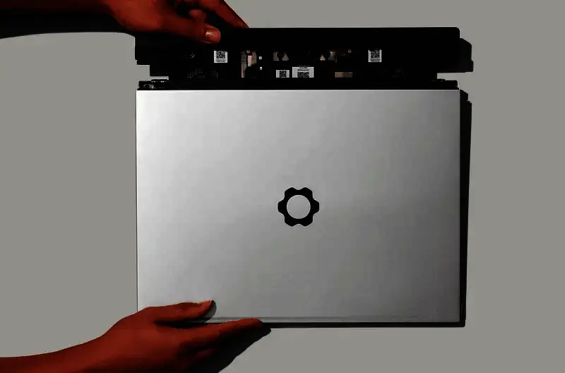 包装盒内整齐排列的各个模块，体现模块化设计的高度集成与便捷性