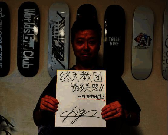 小高在直播中阅读玩家来信，神情认真而感动