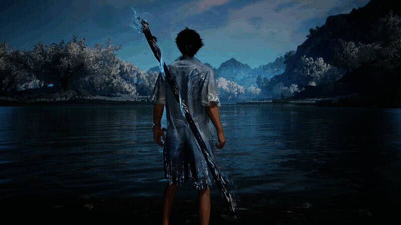 「引沧浪」棍武器特写，蓝色水纹环绕棍身，挥动轨迹留下淡蓝光效，背景为海浪翻涌的虚拟场景