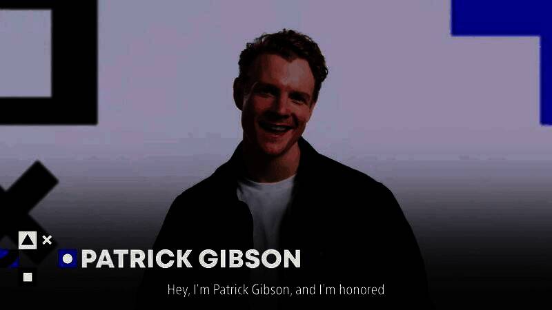 帕特里克·吉布森身穿经典黑色西装，饰演年轻版詹姆斯·邦德，神情冷峻地站在夜色中的城市高楼边缘