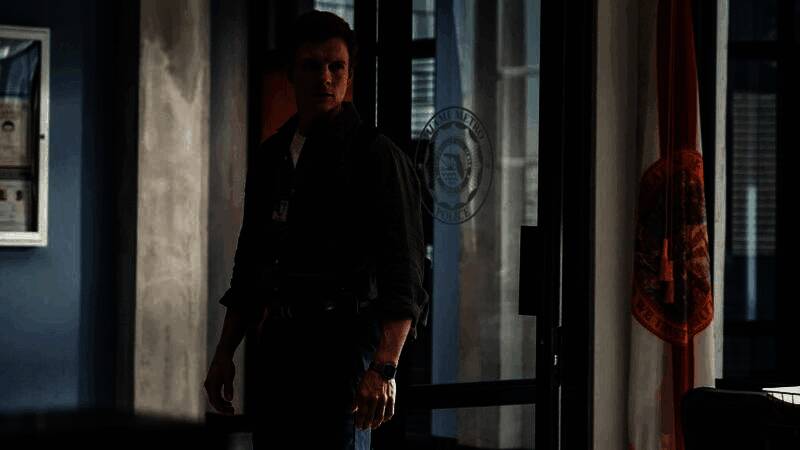 录音室内，帕特里克·吉布森佩戴麦克风进行配音，神情专注，面前屏幕显示游戏中的邦德角色模型