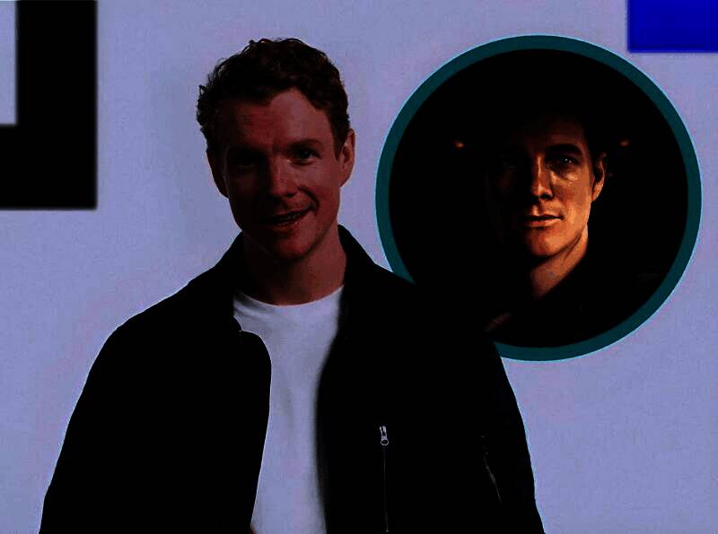 游戏场景截图，年轻邦德在昏暗灯光下抚摸脸颊上的伤疤，背景为复古风格的伦敦酒吧内部