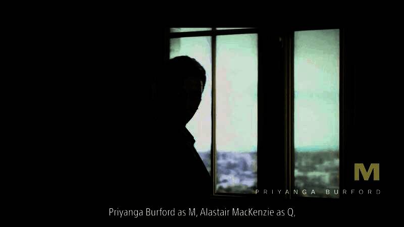 一名女演员正在进行面部捕捉，头戴标记点设备，表情丰富地演绎紧张情绪