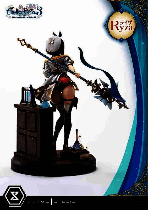 手办背部视角，展示披风纹理与炼金工房地台上的瓶罐细节