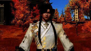 【听情·千秋影】耳饰特写，翠绿玉石镶嵌于金色叶形底座，晶莹剔透，充满自然灵韵