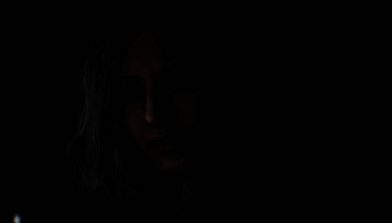 《生化危机：代号维罗妮卡》重制版概念画面，角色克莱尔在昏暗的实验室中持枪前行，背景充满复古科技感与神秘氛围