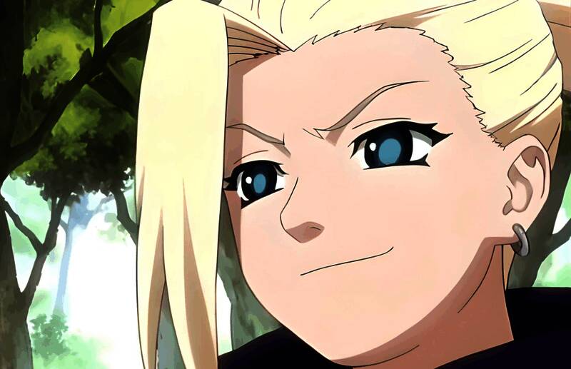 山中井野身穿传统忍者服，站在木叶村训练场上准备施展忍术的英姿