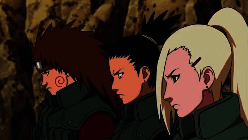 第十班三人并肩站立，背景为木叶村夕阳，象征深厚的队友羁绊