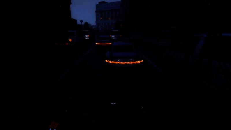 车库界面展示多辆已解锁的巴士，每辆车拥有不同涂装、轮毂和内饰选项，玩家正在选择升级项目