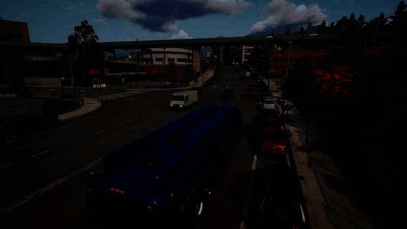 雨夜中的城市街道，巴士车灯照亮湿漉漉的路面，反射出霓虹灯光，行人撑伞走过车站