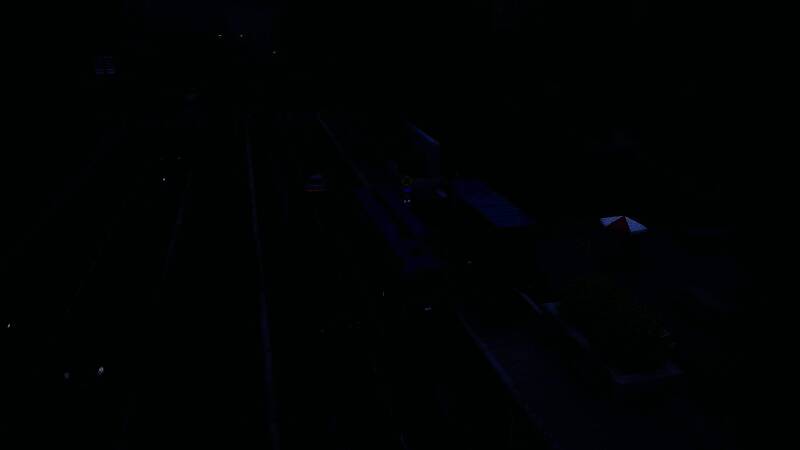 玩家第一视角驾驶巴士穿过隧道，前方出口透出明亮光线，车内仪表盘显示车速与油量