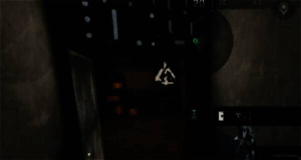 游戏中玩家接近密码门的实际画面，背景可见木屋与沙袋掩体