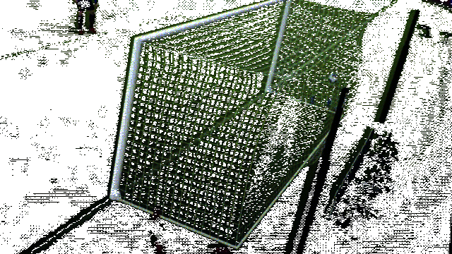 里瓦尔多在禁区内连续盘带，晃开三名防守球员后起脚射门