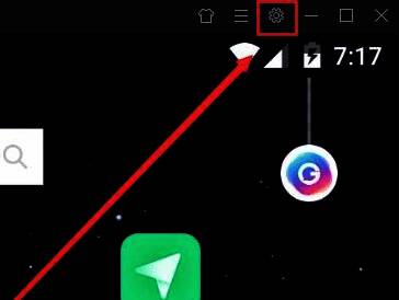 夜神模拟器界面右上角齿轮图标特写，鼠标指针正指向该按钮，提示用户点击进入设置