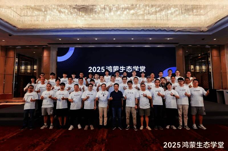 全体开发者与讲师合影留念，背景为‘鸿蒙生态学堂’主题展板，气氛振奋