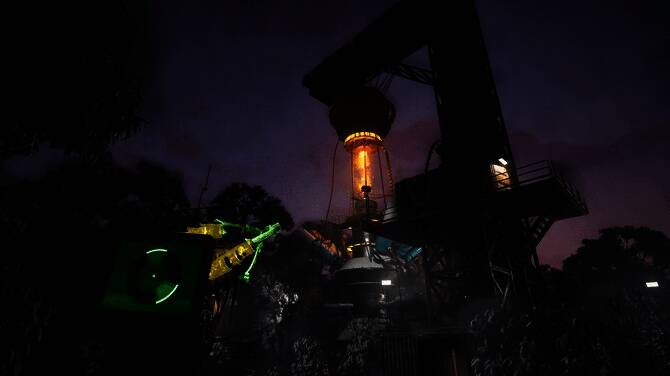 两名玩家在紧急出口前对峙，一人手持武器指向队友，气氛剑拔弩张