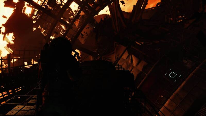 游戏实机画面展示，主角在布满裂痕的走廊中缓慢前行，手电筒光束扫过墙壁上的诡异符号，环境光影细腻逼真