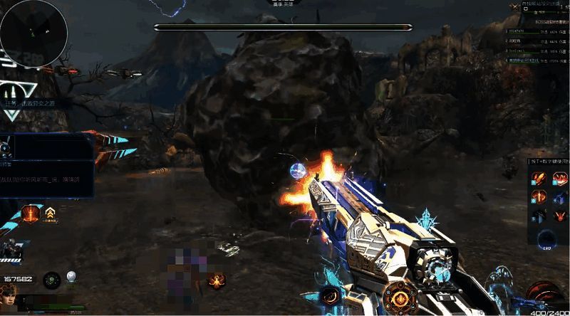 金战云与女英雄并肩作战，女英雄释放白洞牵引技能聚集怪物，金战云随后引爆榴弹控制全场