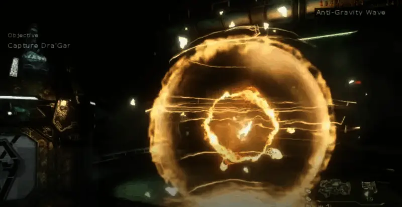 主角在狭窄通道中持枪前行，周围布满机械装置