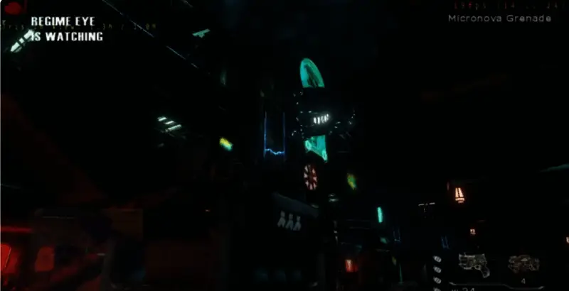 主角在空中跃迁，使用喷射装置穿越建筑间隙