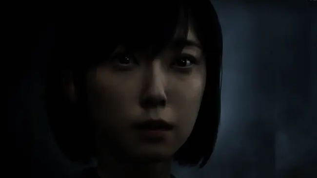 《寂静岭f》游戏场景截图，昏暗森林中弥漫浓雾，远处房屋轮廓若隐若现，营造出压抑诡异的氛围