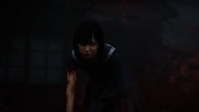 角色在破旧日式民宅中缓慢前行，墙上贴着老式海报，窗外雾气弥漫，充满怀旧与不安气息