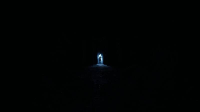 钉子头Pinhead在血色迷雾中缓缓现身，面部布满钉子，眼神冷酷，背景是扭曲的宗教仪式场景