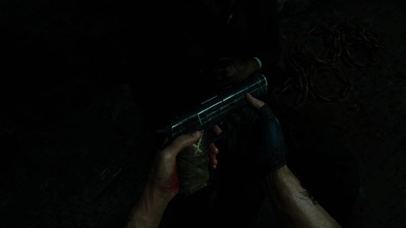 玩家在昏暗走廊中前行，墙壁不断扭曲变形，地面渗出鲜血，远处传来低语声