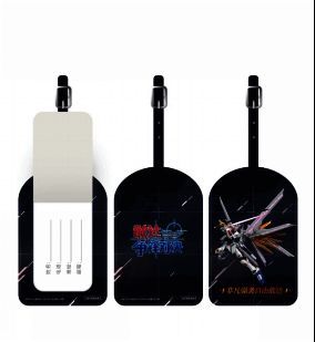 《敢达争锋对决》限定行李牌实物图，金属质感搭配经典机体图案，细节精致