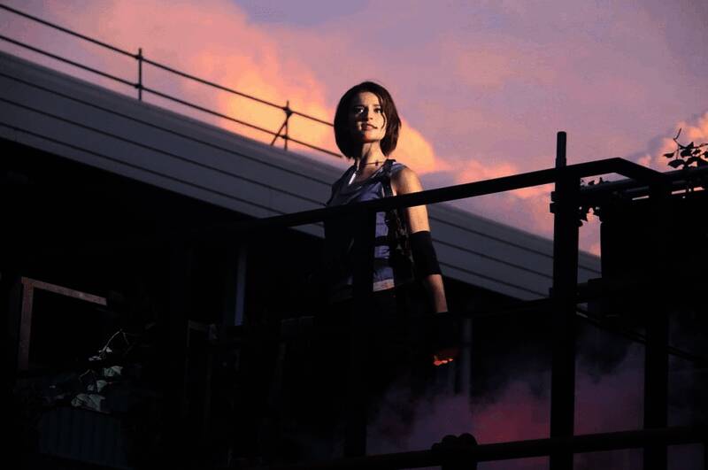 吉尔与克莱尔并肩作战的舞台画面，身穿标志性的S.T.A.R.S.制服，在昏暗街道中警戒前行