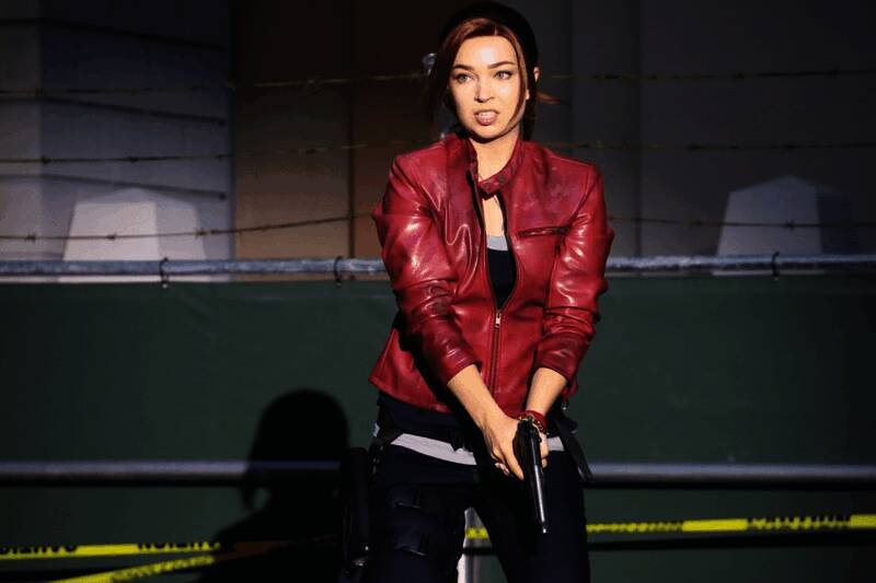 克里斯在火焰与烟雾中冲出废墟，肌肉线条分明，手持重型武器准备迎战