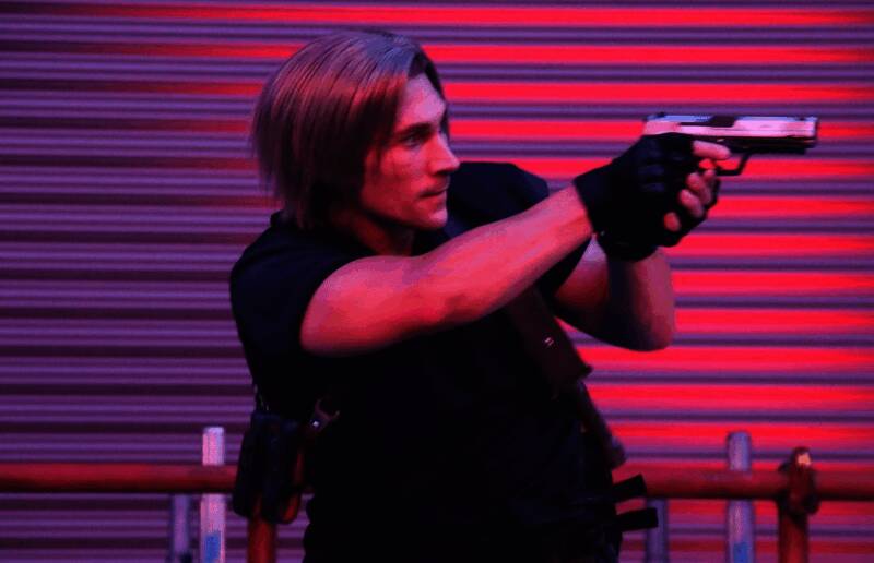 舞台全景展示浣熊市街头布景，满地残骸、警车翻覆，营造出灾难后的破败景象