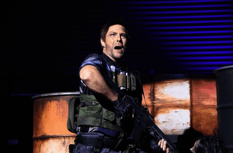 演员扮演的丧尸群从暗处涌出，肢体扭曲动作狰狞，营造强烈恐怖压迫感