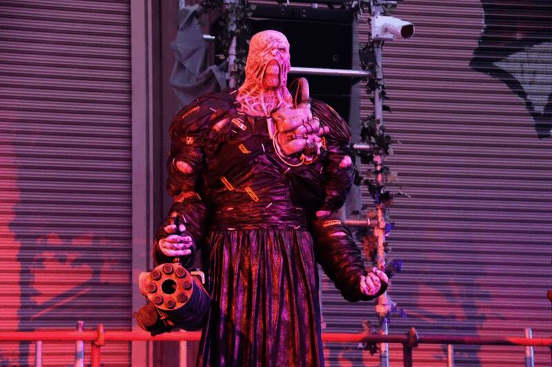 里昂与队友在巷战中掩护撤退，枪火四溅，特效逼真