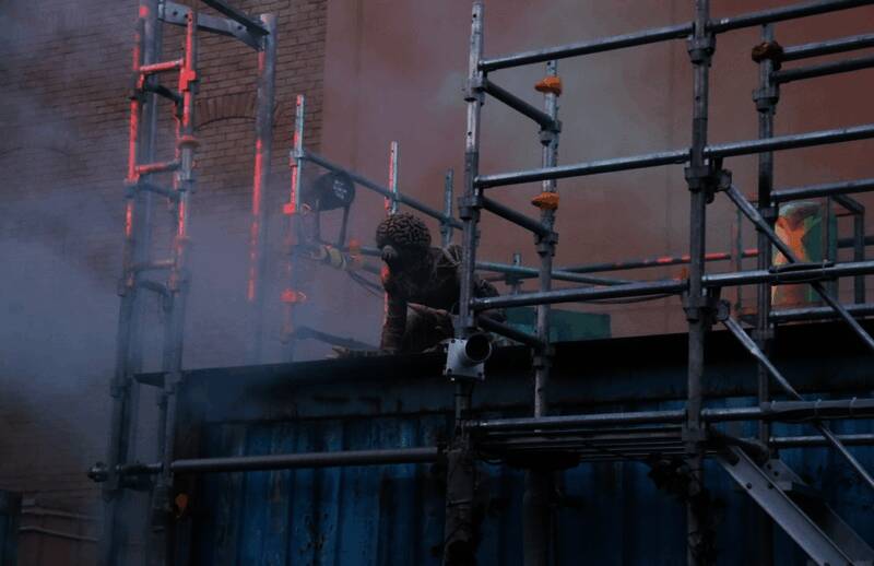 演员谢幕合影，主要角色集体亮相，观众鼓掌欢呼