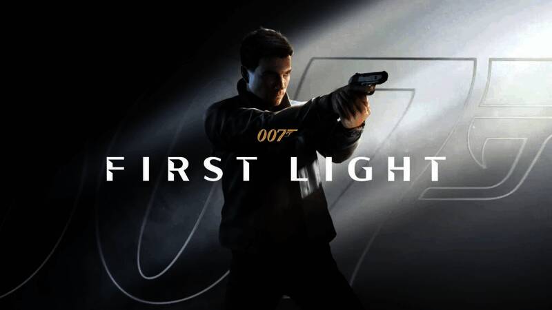 詹姆斯·邦德身穿黑色战术装备，在雨夜中潜行于高楼之间，背景为城市夜景