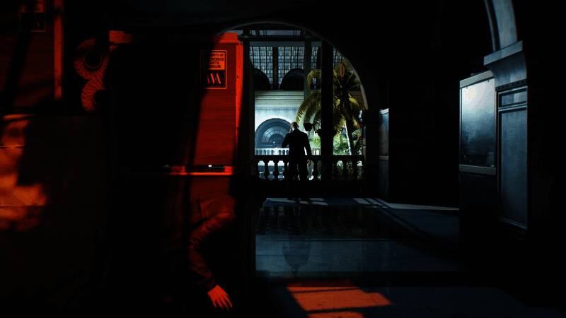 邦德驾驶经典跑车在山路上高速行驶，后方有敌方车辆追击