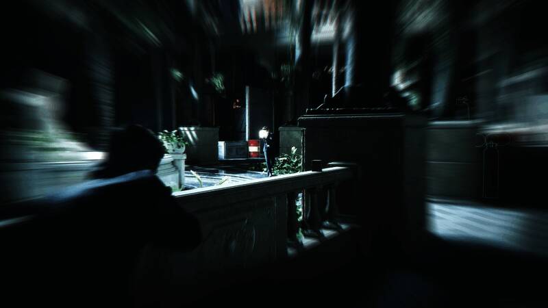 特写镜头展示邦德使用腕表式钩爪攀爬建筑外墙