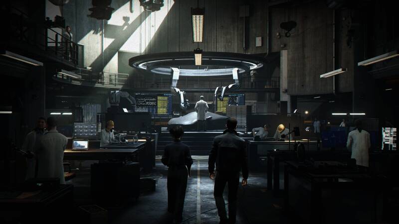 邦德在地下基地潜行，利用夜视仪观察前方巡逻守卫