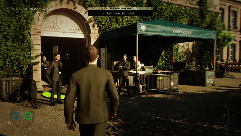 邦德与女性角色在阳台对话，城市夜景映衬浪漫氛围