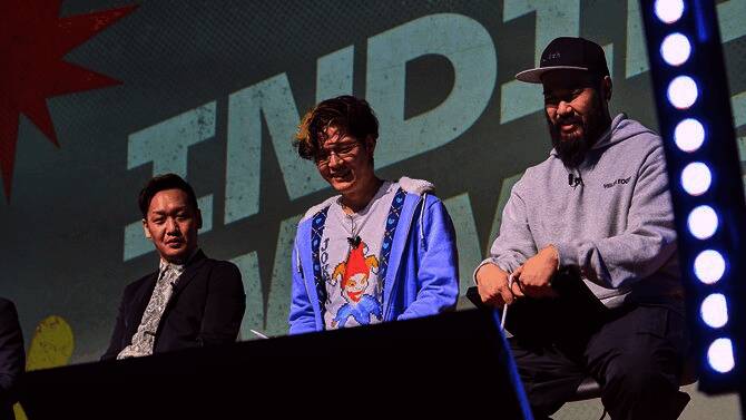 往届INDIE Live Expo直播画面截图，主持人正在介绍一款风格独特的独立游戏，屏幕上显示游戏实机演示