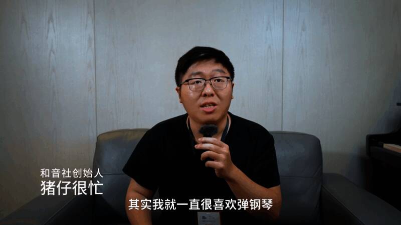 乐团在音乐厅进行最后彩排，指挥手势有力，舞台灯光映照出星际主题的投影效果