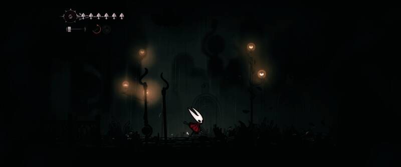 角色在超宽屏环境中跃起攻击，战斗动态与背景景深完美融合