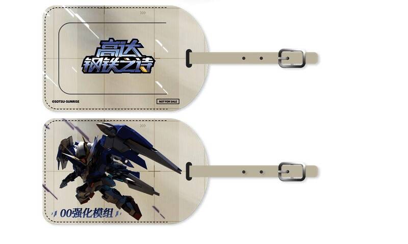 限定行李牌实物图，金属质感高达头像雕刻精致，背景为展会宣传海报