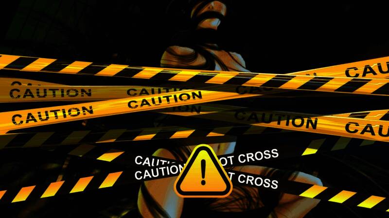 横版探索与追逐玩法界面，主角在破旧走廊中奔跑，身后有模糊黑影紧追不舍，气氛极度紧张